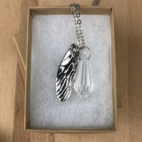 Fairy 🧚 wing with crystal necklace, 30”. Come with a box. - Picture 10 of 11